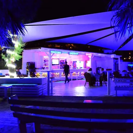 酒店 Comfy With Shared Pool Near