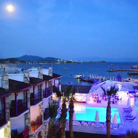 Comfy With Shared Pool Near Hotell Bodrum