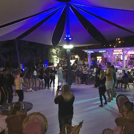 Hotell Comfy With Shared Pool Near