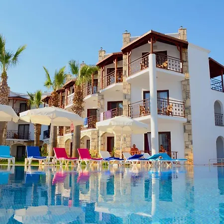 Comfy With Shared Pool Near מלון