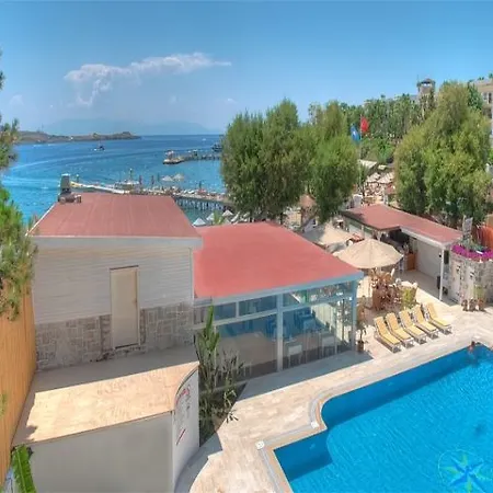 מלון Comfy With Shared Pool Near 3*