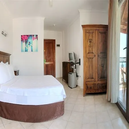 מלון Comfy With Shared Pool Near בודרום