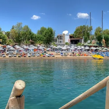 מלון Comfy With Shared Pool Near 3*