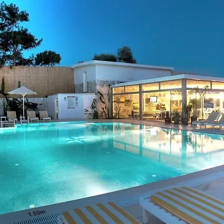 מלון Comfy With Shared Pool Near 3*