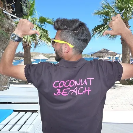 Comfy With Shared Pool Near Hotell