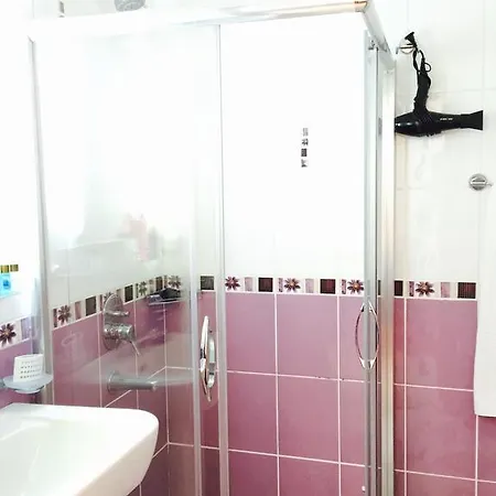 מלון Comfy With Shared Pool Near 3*