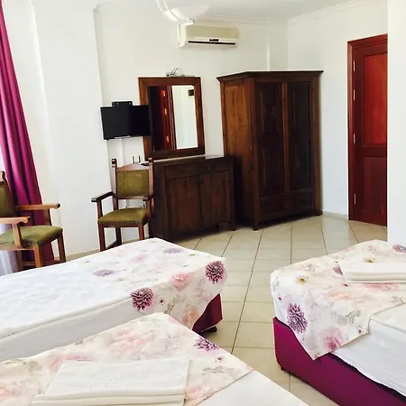 מלון Comfy With Shared Pool Near