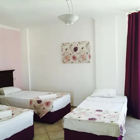 Comfy With Shared Pool Near מלון