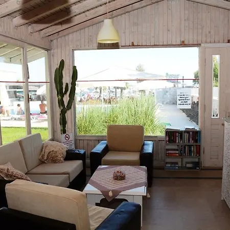 Comfy With Shared Pool Near מלון 3*