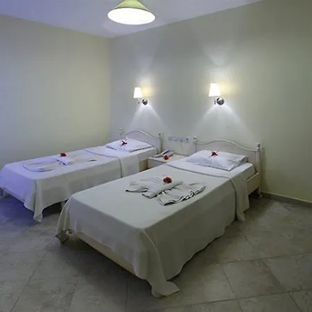 מלון Comfy With Shared Pool Near