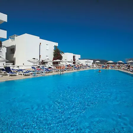 מלון Comfy With Shared Pool Near 3*