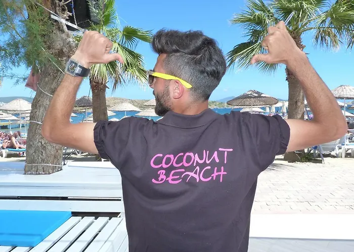 Comfy With Shared Pool Near 호텔