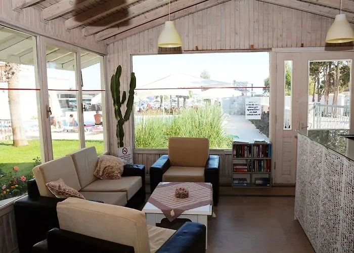 Comfy With Shared Pool Near 호텔 3*