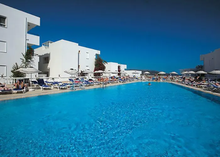 Hotel Comfy With Shared Pool Near 3*