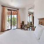 Comfy With Shared Pool Near Hotel 3*