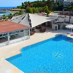Hotel Comfy With Shared Pool Near 3*